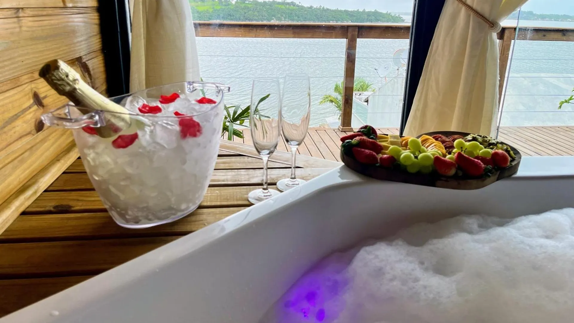 Chale Beira Da Lagoa Jacuzzi, Lareira E Piscina Imarui 0*,  Brasile